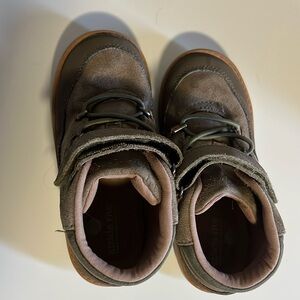 Brown stride rite boots